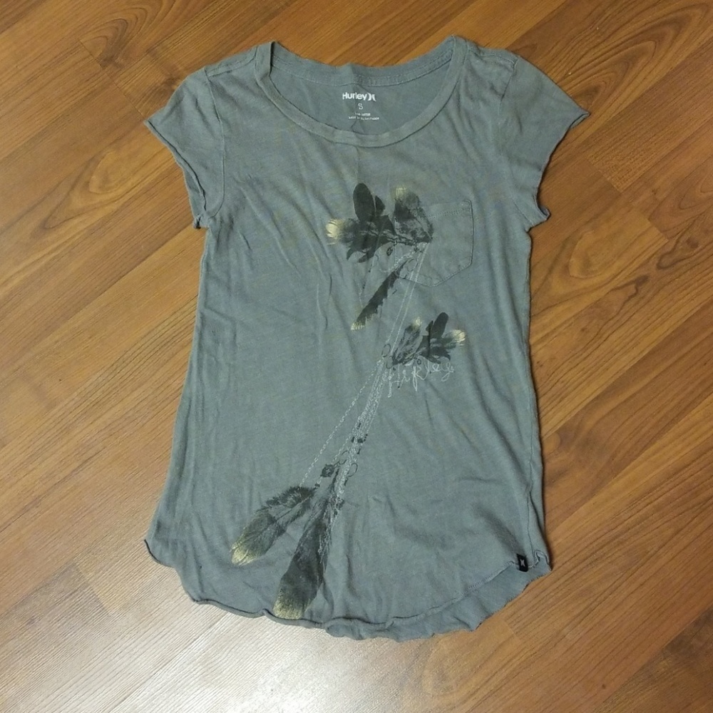 Hurley SM gray tee with gold/ black feathers